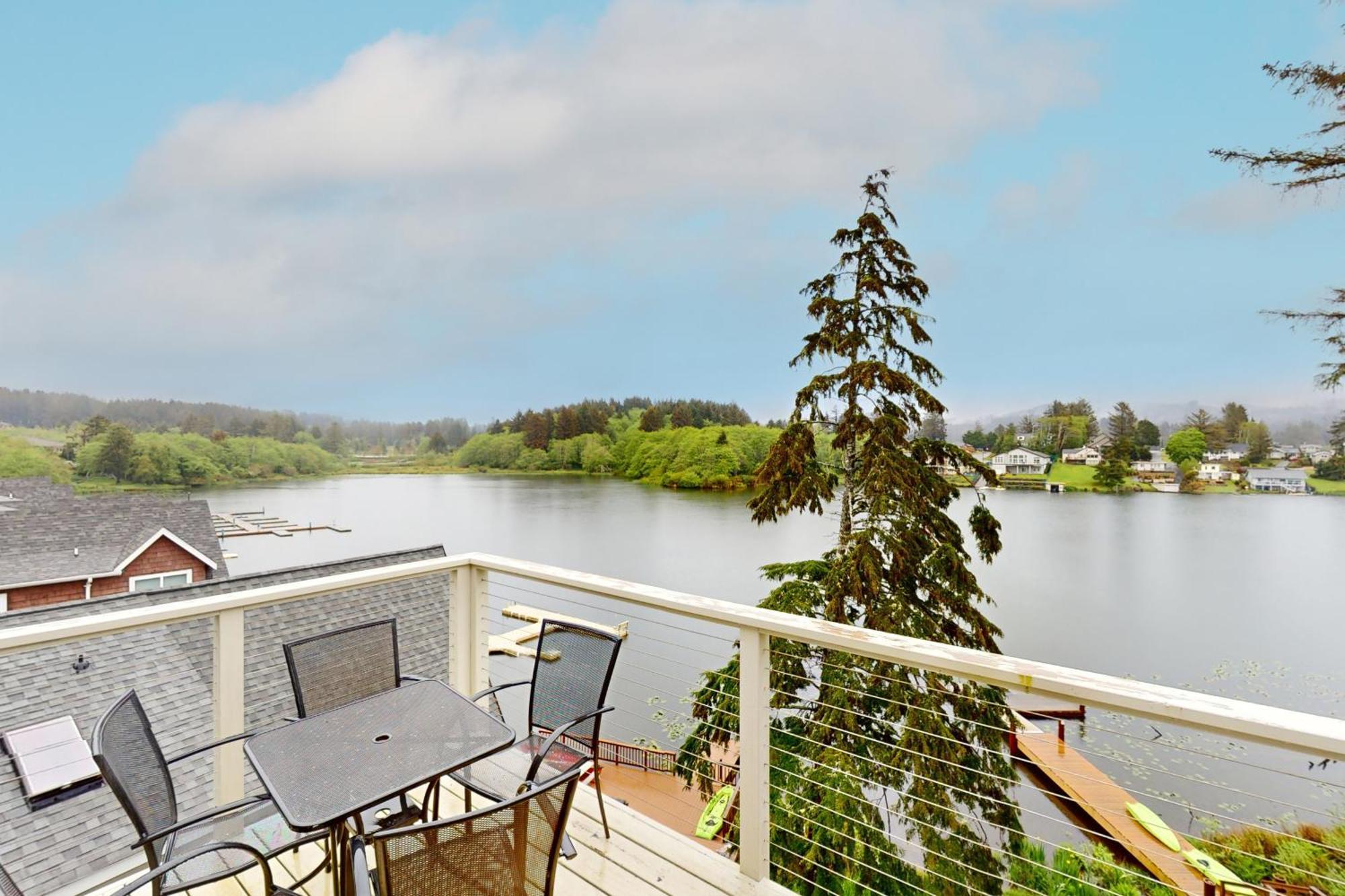 Lazy Lookout On Devils Lake Lincoln City Exterior photo